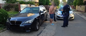  policjanci i zatrzymana osoba