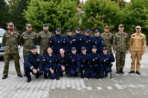  Zdjęcie grupowe komisji z jedna z drużyn