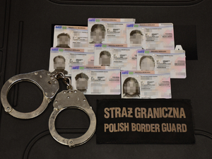  Dokumenty osób zatrzymanych, kajdanki, bluza z napisem Straż Graniczna Polish Border Guard