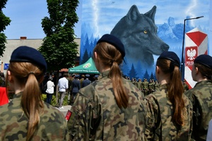  mural, uczniowie, zaproszeni goście