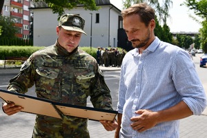  Komendant placówki wręcza artyście podziękowanie