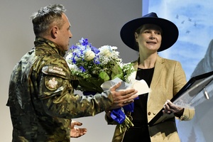 Autorka Iwona Szoka odbiera podziękowania i kwiaty