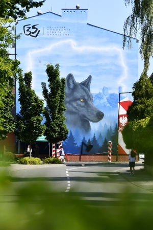  Mural przedstawiający wilka, zamek, zarys linii granicznej Polski.