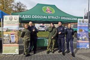  Funkcjonariuszki i funkcjonariusze Straży Granicznej i Policji. W tle namiot Straży Granicznej.