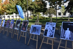  9 plakatów stojących na sztalugach.