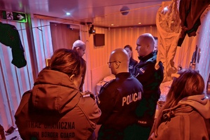  Funkcjonariusze Straży Granicznej i Policji w jednym z pomieszczeń w samochodzie EscapeTruck.