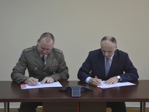 podpisanie porozumienia przez Komendanta ŚlOSG i Okręgowego Inspektora Pracy z Opola 