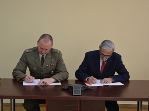 podpisanie porozumienia przez Komendanta ŚlOSG i Okręgowego Inspektora Pracy z Katowic 