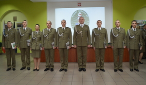 Komendant ŚlOSG z mianowanymi funkcjonariuszami