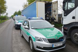 cudzoziemiec ukryty w naczepie ciężarówki 