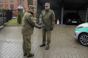 Zastępca Komendanta ŚlOSG przekazuje kluczyki do samochodu Zastępcy Komendanta PSG w Rudzie Śląskiej 