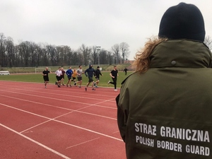 Kandydaci do służby biegają na stadionie 