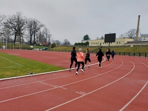 Kandydatki do służby biegają na stadionie 