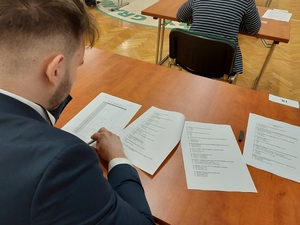 Kandydat do służby pisze test z wiedzy ogólnej 