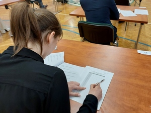 Kandydatka do służby pisze test z wiedzy ogólnej 