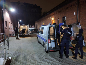 Policjanci i funkcjonariusze SG przewożą cudzoziemców do PSG w Opolu 