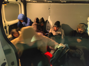 Nielegalni migranci siedzą w przestrzeni ładunkowej samochodu 