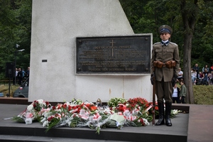 Funkcjonariusz Straży Granicznej przy Pomniku Pomordowanych Partyzantów w Żabnicy Funkcjonariusz Straży Granicznej przy Pomniku Pomordowanych Partyzantów w Żabnicy