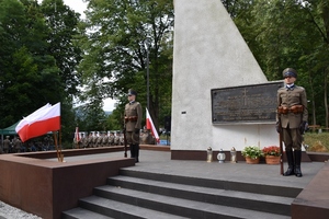 Warta honorowa przed Pomnikiem Pomordowanych Partyzantów w Żabnicy Warta honorowa przed Pomnikiem Pomordowanych Partyzantów w Żabnicy