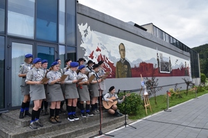 Harcerze ZHP Węgierska Górka stoją obok muralu Harcerze ZHP Węgierska Górka stoją obok muralu
