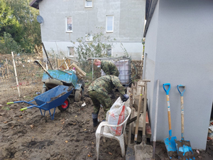 Funkcjonariusze Śląskiego Oddziału SG pomagają usuwać skutki powodzi