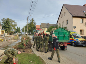 Funkcjonariusze Śląskiego Oddziału SG pomagają usuwać skutki powodzi