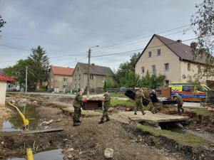 Funkcjonariusze Śląskiego Oddziału SG pomagają usuwać skutki powodzi