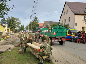 Funkcjonariusze Śląskiego Oddziału SG pomagają usuwać skutki powodzi