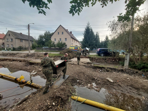 Funkcjonariusze Śląskiego Oddziału SG pomagają usuwać skutki powodzi