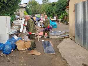 Funkcjonariusze Śląskiego Oddziału pomagają usuwać skutki powodzi