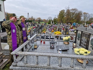 Kapelani Śląskiego Oddziału Straży Granicznej przy mogiłach poległych Kapelani Śląskiego Oddziału Straży Granicznej przy mogiłach poległych