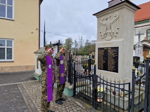 Kapelani Śląskiego Oddziału Straży Granicznej przy mogiłach poległych Kapelani Śląskiego Oddziału Straży Granicznej przy mogiłach poległych