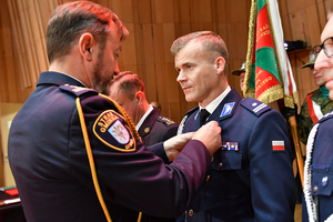 Komendant KPP w Raciborzu, podinsp. Marek Ryszka odbiera medal. Komendanta KPP w Raciborzu, podinsp. Marek Ryszka odbiera medal.