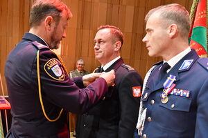 Komendant powiatowy PSP w Raciborzu Jarosław Ceglarek odbiera medal Komendant powiatowy PSP w Raciborzu Jarosław Ceglarek odbiera medal