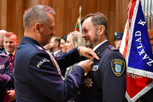 Komendant Straży Gminnej Adam Mandera odbierający medal Komendant Straży Gminnej Adam Mandera odbierający medal