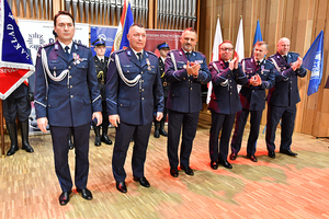 Funkcjonariusze Policji odbierający wyróżnienia Funkcjonariusze Policji odbierający wyróżnienia