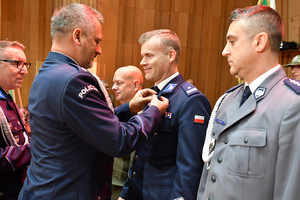 Komendant KPP w Raciborzu, podinsp. Marek Ryszka odbiera medal. Komendant KPP w Raciborzu, podinsp. Marek Ryszka odbiera medal.