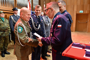 płk SG Grzegorz Drożyński odbierający wyróżnienie płk SG Grzegorz Drożyński odbierający wyróżnienie