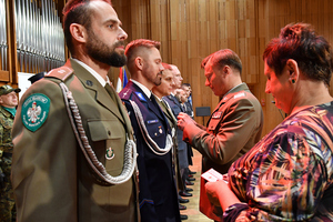 Funkcjonariusze służb mundurowych odbierający wyróżnienia Funkcjonariusze służb mundurowych odbierający wyróżnienia