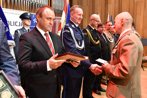 Funkcjonariusze służb mundurowych odbierający wyróżnienia Funkcjonariusze służb mundurowych odbierający wyróżnienia