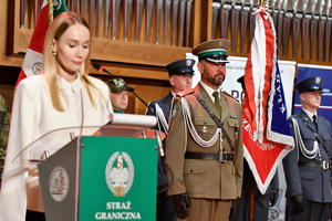 Dowódca uroczystości stoi koło sztandaru. Dowódca uroczystości stoi koło sztandaru.