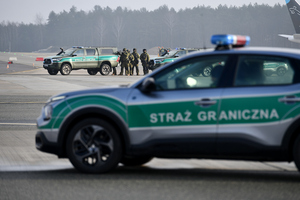 Pojazd służbowy Straży Granicznej podczas ćwiczeń na lotnisku Pojazd służbowy Straży Granicznej podczas ćwiczeń na lotnisku