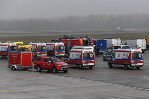 Widok na pojazdy służb biorących udział w ćwiczeniach Widok na pojazdy służb biorących udział w ćwiczeniach