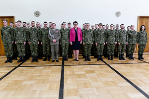 Zdjęcie grupowe nowych funkcjonariuszy z gen. bryg. SG Andrzejem Jakubaszkiem i Wojewodą Opolskim Moniką Jurek Zdjęcie grupowe nowych funkcjonariuszy z gen. bryg. SG Andrzejem Jakubaszkiem i Wojewodą Opolskim Moniką Jurek