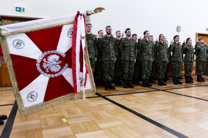 Zdjęcie przedstawia sztandar i ślubujących funkcjonariuszy Zdjęcie przedstawia sztandar i ślubujących funkcjonariuszy