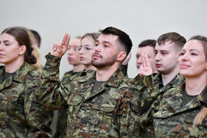 Zdjęcie ślubujących funkcjonariuszy Zdjęcie ślubujących funkcjonariuszy