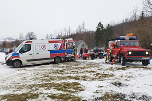 Straż Pożarna i ratownicy medyczni udzielający pomocy poszkodowanemu na stoku Straż Pożarna i ratownicy medyczni udzielający pomocy poszkodowanemu na stoku