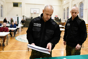 Członkowie komisje egzaminacyjnej otwierają zapieczętowaną kopertę z testami. Członkowie komisje egzaminacyjnej otwierają zapieczętowaną kopertę z testami.