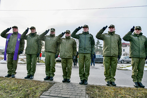 Kończyce Małe. Oddanie honorów przy pomniku majora Wojska Polskiego Cezarego Hellera. Kończyce Małe. Oddanie honorów przy pomniku majora Wojska Polskiego Cezarego Hellera.