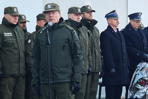 Komendant Śląskiego Oddziału SG gen. bryg SG Andrzej Jakubaszek mówiący do mikrofonu. Za nim stoją funkcjonariusze SG i innych służb mundurowych. Komendant Śląskiego Oddziału SG gen. bryg SG Andrzej Jakubaszek mówiący do mikrofonu. Za nim stoją funkcjonariusze SG i innych służb mundurowych.